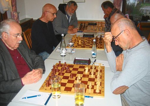 Der 88-jährige Dieter Bitzer (links) musste gegen den späteren Sieger Werner Hackert die Segel streichen. Foto: Lindörfer Foto: Schwarzwälder Bote