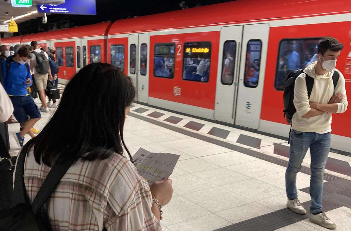 8.59 Uhr. Eine Frau konzentriert sich in der S-Bahn Station Hauptbahnhof Stuttgart auf den Verbindungs-Ausdruck: Wie komm ich auf die Gäubahn? Foto: Lück