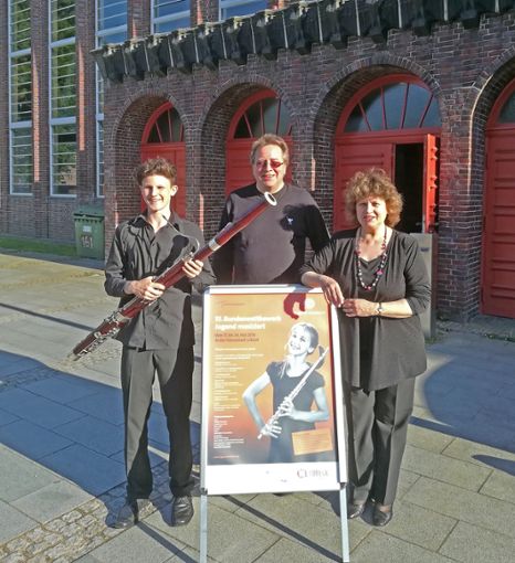 Julian Henger freut sich mit seinem  Fagottlehrer   Slawomir Moleta und der Klavierbegleiterin Gabriele König über den Erfolg in Lübeck.  Foto: Porsch Foto: Schwarzwälder Bote
