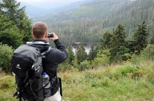Ein Wanderer steht im Nordschwarzwald beim Ruhestein am Aussichtspunkt Wildseeblick. Foto: dpa