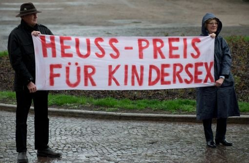 Etwa 70 Demonstranten, organisiert von der Jungen Union, beschimpfen die Gäste vor dem Neuen Schloss in Stuttgart - Grünen-Politiker Daniel Cohn-Bendit wird dort der Theodor-Heuss-Preis verliehen. Der 68-Jährige bricht während seiner Dankesrede in Tränen aus.  Foto: dpa