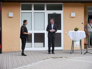 Der katholische Pfarrvikar Lorenz Rösch verabschiedete sich von Pfarrerin Christa Albrecht.Foto: privat Foto: Schwarzwälder Bote