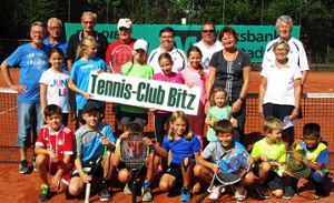 Waren beim Tennisspielen mit Feuereifer dabei: die zwölf Ferienspielkinder mit den Helfern von Tennisclub Bitz Foto: Hailfinger Foto: Schwarzwälder Bote