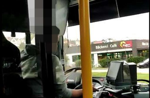 Der Daddel-Busfahrer schaut auf das Smartphone mitten in der Fahrt im Aldi-Kreisel in Horb. Jetzt hat er gekündigt. Das Foto machte eine Buspassagierin, die anonym bleiben möchte. Foto: privat