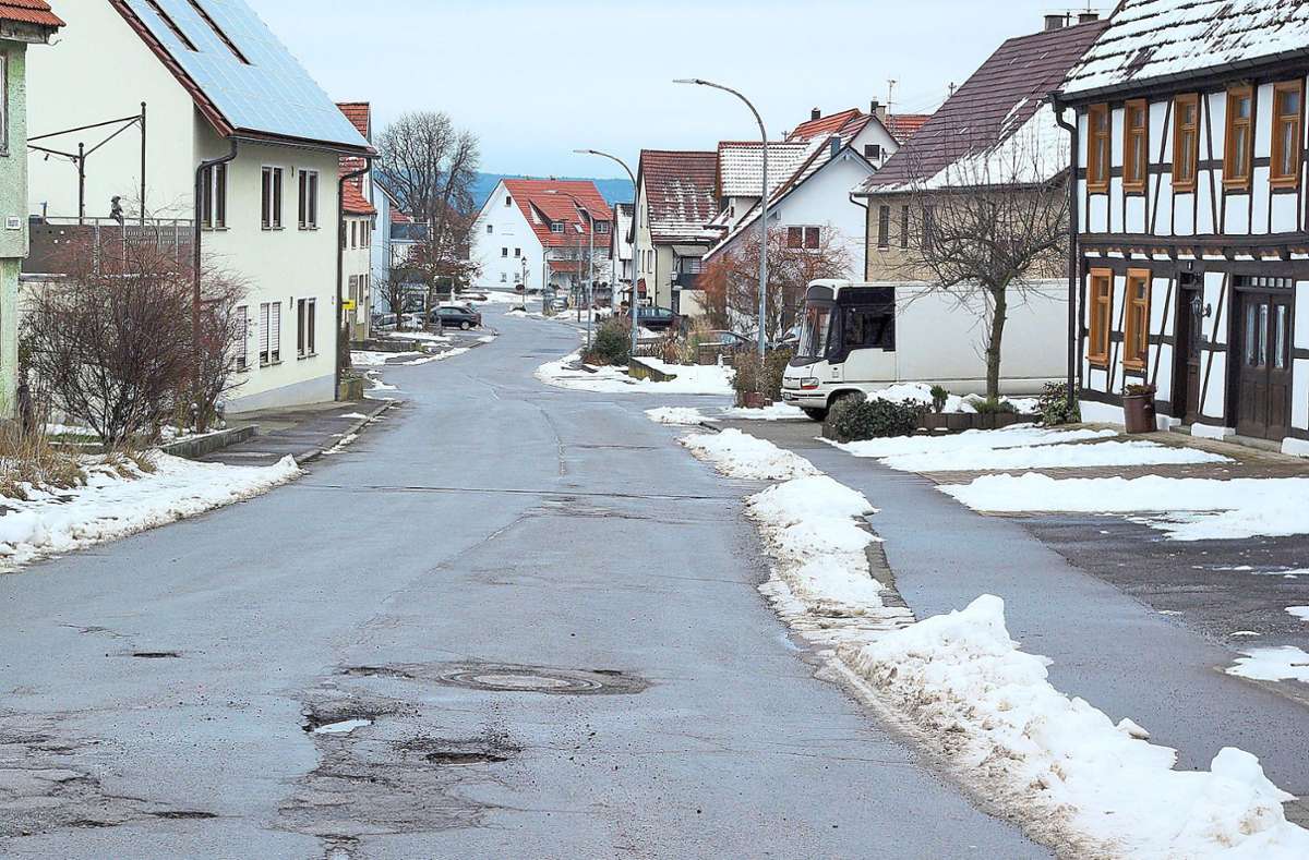 Blick in die Hauptstraße, die zusammen mit der Juhestraße in den kommenden Jahren zur Sanierung ansteht. Für diese beiden Straßen fallen Kosten von insgesamt etwa 3,1 Mio Euro an. Foto: Gauggel