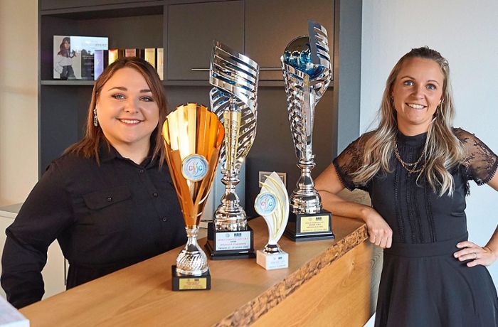 Erfolg in Neapel: Friseurmeisterin aus Seewald bringt Pokale mit heim
