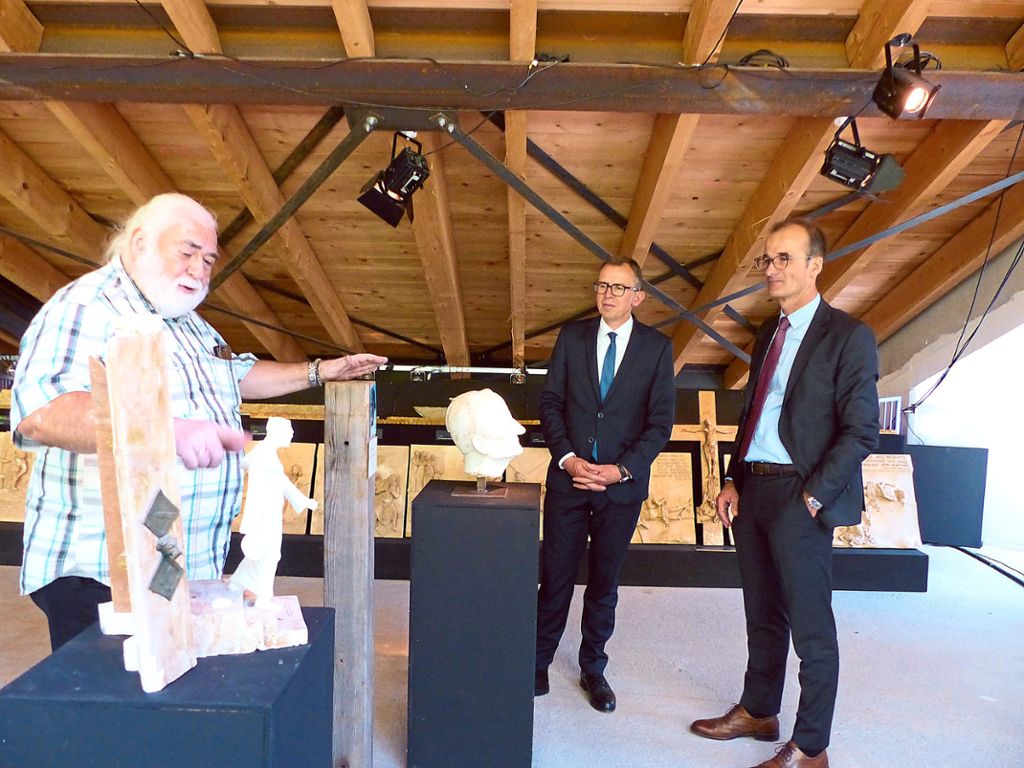Immer wieder führen Mitglieder der Ringwald-Stiftung durch das Museum des Künstlers. Hier erläutert Oswald Blank (links) Ausstellungsobjekte  Landrat Sven Hinterseh (Mitte) und Bürgermeister Jörg Frey. Foto: Kouba