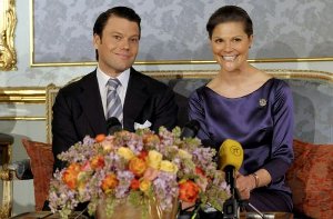 Kronprinzessin Victoria von Schweden und ihr Bräutigam Daniel Westling Foto: dpa