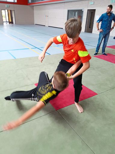 Die richtige Falltechnik will beim Judo geübt sein. Das taten Jugendliche bei einem Schnuppertraining. Foto: Schoss Foto: Schwarzwälder Bote