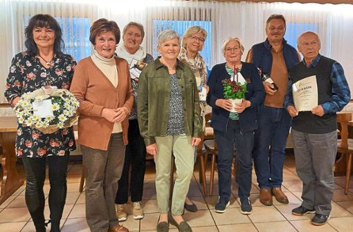 Für langjährige Mitgliedschaft und Mitwirken im Vorstand des KKON wurden geehrt (von links): Claudia Walz (Kassiererin seit 2014), Margit Valjak (25 Jahre), Karin Fiedler (10 Jahre), Heidi Lutz (25 Jahre), Ingrid Möhle (10 Jahre), Ute Döhring (Ausschussmitglied seit 2002), Harald Kübler (30 Jahre), Herbert Hinrichsen (Ehrenmitglied). Foto: Kunstkreis