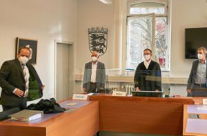 Solo für Kebecks Anwalt Philipp Steinhauser (links): Sein Mandant fehlt am Dienstag im Gerichtssaal des Arbeitsgerichts Pforzheim. Foto: Lück
