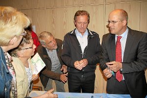 Nach seinem Vortrag im Dornstetter Fruchtkasten zeigte Florian Bea (rechts) seinen Zuschauern medizinisches Gerät wie Herzkatheder oder Herzschrittmacher.  Foto: KLF Foto: Schwarzwälder-Bote