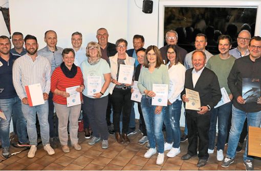 Der VfB Effringen ehrte eine ganze Reihe von Mitgliedern für langjährige Vereinszugehörigkeit und Verdienste. Foto: VfB Effringen/Benz