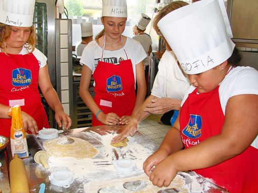Jede Menge Spaß haben die Jungen und Mädchen beim Kochseminar im Rahmen des Kinderferienprogramms. Fotos: Stein Foto: Schwarzwälder Bote