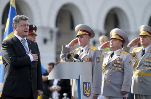Im Beisein des Oberbefehlshabers Petro Poroschenko hat die Ukraine in Kiew ihre Unabhängigkeit mit einer Militärparade gefeiert. Foto: dpa