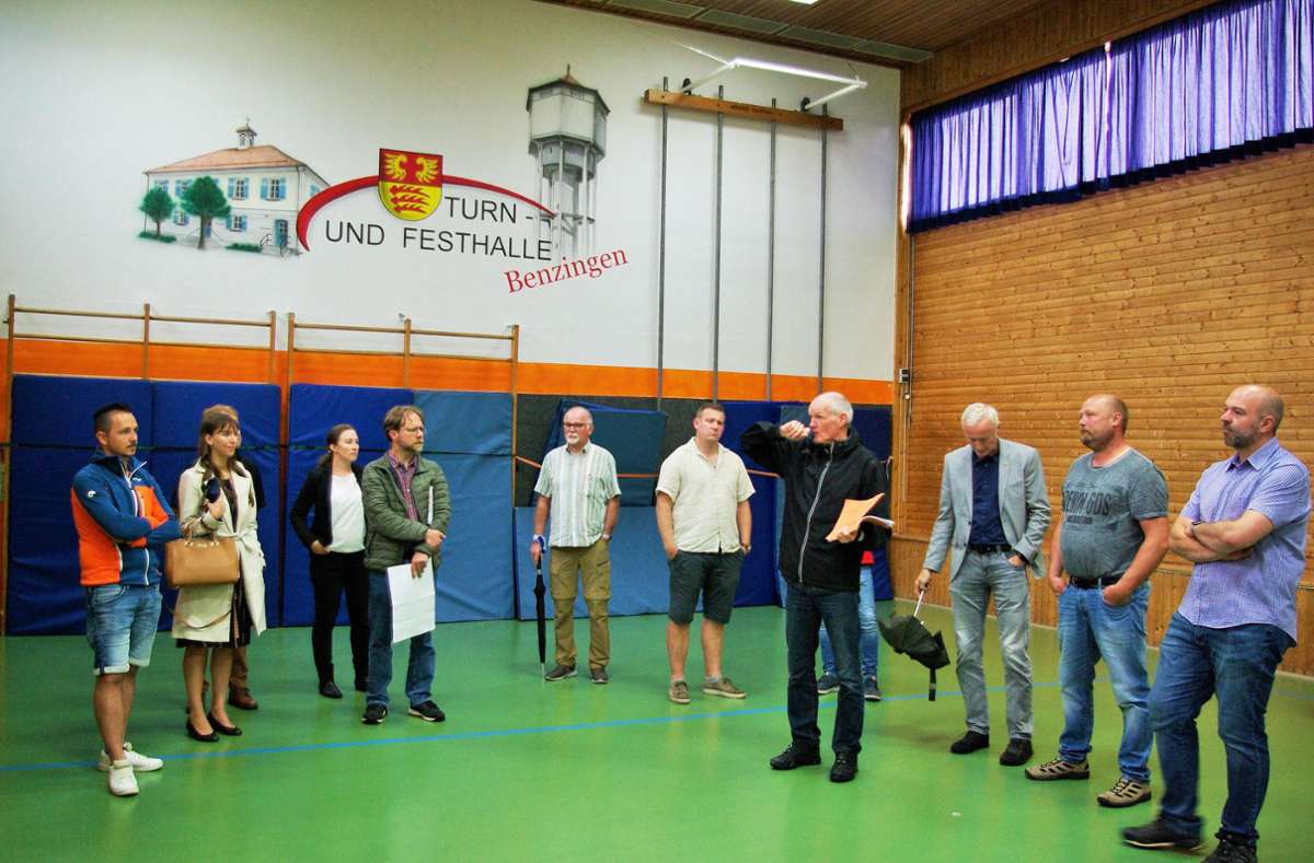 Bürgermeister Michael Maier (Vierter von rechts) informierte die Räte über die Sanierungsmaßnahme in der Benzinger Turn- und Festhalle. Foto: Gauggel