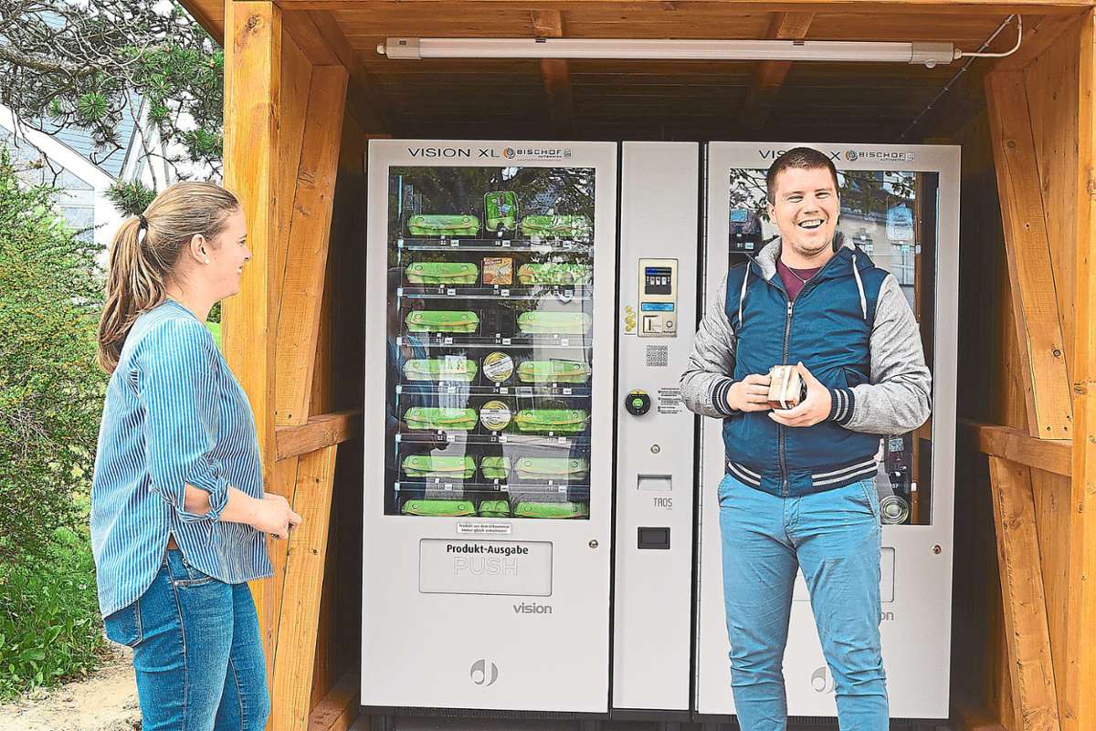 Christine Klausmann kann mit Martin Bülow ihren ersten Kunden am Automaten persönlich begrüßen. Foto: Hettich-Marull