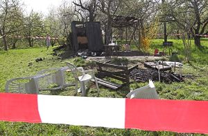 Blick auf eine abgebrannte Gartenhütte bei Winterbach. Der Prozess gegen die Täter muss möglicherweise neu aufgerollt werden, da einige Anwälte in Revision gegangen sind. Foto: dpa