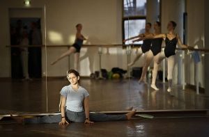 Balletttänzerinnen wärmen sich in der John Cranko Schulein Stuttgart auf.  Quelle: Unbekannt