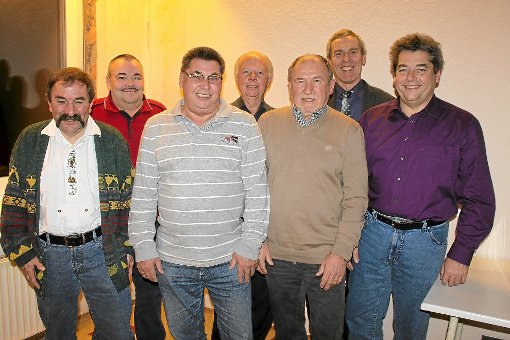 Egon Röhm, Rainer Gfrörer, Paul Gackenheimer, Hans Kocheisen, Alfred Dengler und Harald Mast (von links) erhielten hochkarätige Ehrungen vom Vorsitzenden Hans Büchner (Zweiter von rechts). Foto: Geisel Foto: Schwarzwälder-Bote