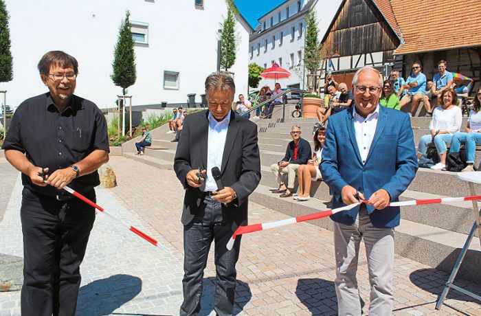 Attraktiver Treffpunkt: Emminger nehmen den neuen Dorfplatz in Besitz