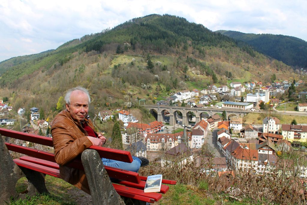 Dieter Stein genießt den Ausblick auf die Eisenbahnbrücke von Hornberg, von deren Bau sein Roman erzählt.