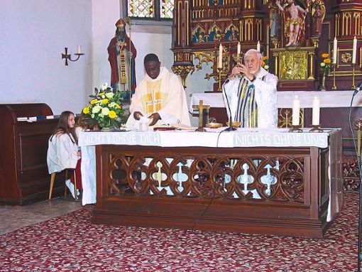 Pater Albert Schrenk feiert den Ostergottesdienst zusammen mit seinem Mitbruder Pater  Ignatius Anipu aus Ghana.  Foto: May Foto: Schwarzwälder Bote