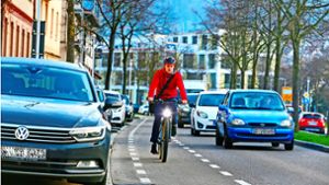 Ein Radfahrer im morgendlichen Berufsverkehr auf der Langwatte in Albstadt-Ebingen. Foto: Steffen Maier/Steffen Maier
