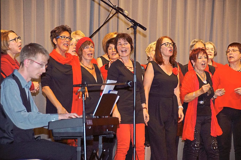Der Frauenchor Just for Femmes überzeugte mit einem vielfältigen Programm, ganz links Pianist Matthias Faller.  Fotos: Limberger