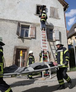 Bei der Hauptübung der Feuerwehr Rexingen erfolgt die Menschenrettung über eine am Haus aufgebaute Leiter sowie im Innern des Gebäudes mittels der Schleifkorbtrage.  Foto: Wagner Foto: Schwarzwälder Bote
