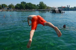 Nach einem Badeunfall am Bodensee schwebt ein Jugendlicher in Lebensgefahr. (Symbolfoto) Foto: dpa