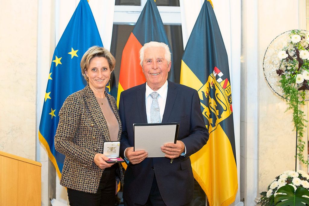 Ministerin Nicole Hoffmeister-Kraut hat dem Unternehmer Martin Höhn die Wirtschaftsmedaille überreicht. Foto: Wirtschaftsministerium