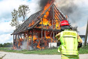 Die Feuerwehr war chancenlos: Der Schuppen in Nordstetten brannte vollständig nieder. Foto: Eich Foto: Schwarzwälder Bote