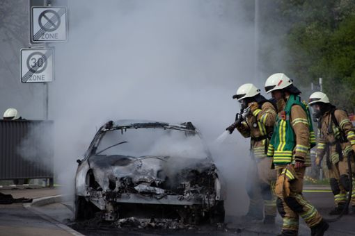 Trotz des Eingreifens der Feuerwehr, brannte der Wagen komplett aus. Foto: Nölke