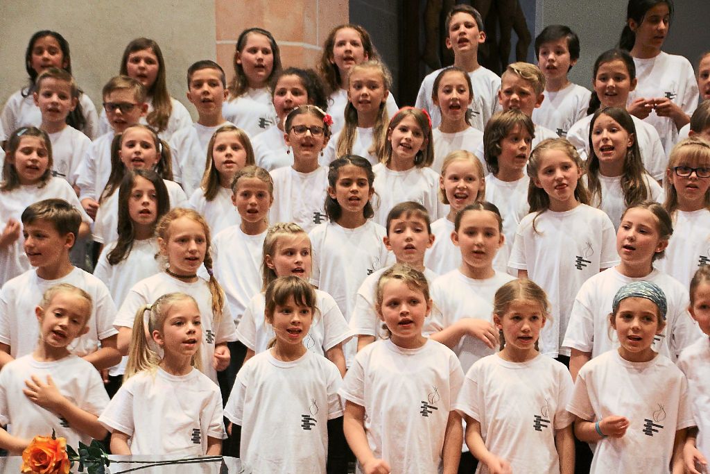 Stimmgewaltig präsentieren sich die jungen Sängerinnen und Sänger beim Konzert im Franziskaner. Fotos: Heinig
