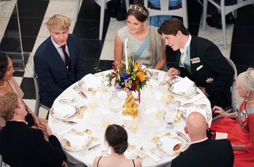 Prinz Christian (im Bild rechts oben) und Norwegens Prinzessin Ingrid Alexandra (oben) unterhalten sich mit Gästen, die alle ebenfalls kürzlich 18 geworden sind. Foto: dpa/Mads Claus Rasmussen