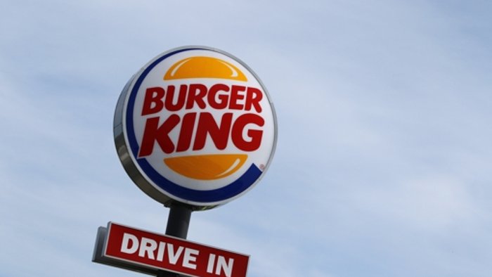 26. Mai: Flammen schlagen aus Burger-King-Dach