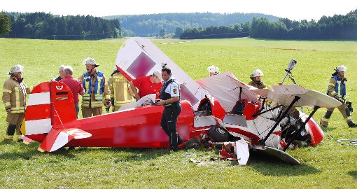 Totalschaden: Die Bücker 131 Jungmann im Wert von 100 000 Euro ist ein Wrack, der 74-jährige Pilot hingegen hat den Absturz mit schweren Prellungen, aber vergleichsweise glimpflich überstanden.  Foto: Eyrich