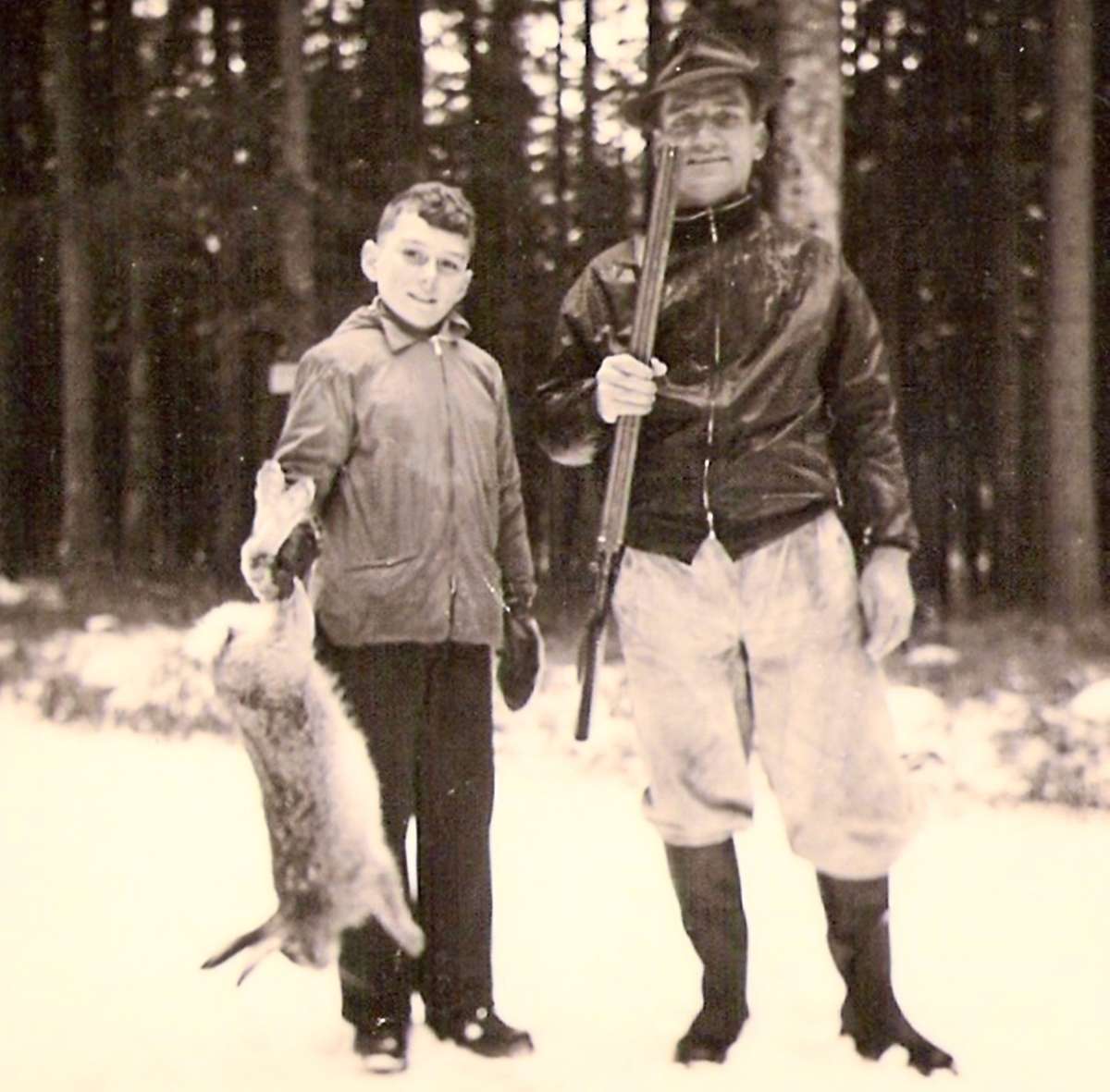 Von einer kleinen Drückjagd im Nordschwarzwald Mitte der 1950er-Jahre stammt das Bild mit dem Jungen und dem Jäger, denen damals dem Vernehmen nach trotz der Schneelage keine Wildschweine begegneten.Foto: Digitalarchiv Schabert Foto: Schwarzwälder Bote