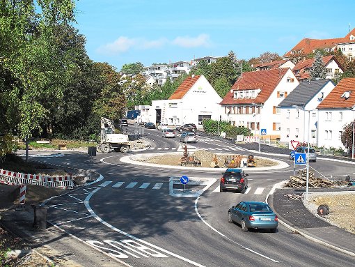 Der neue Kreisverkehr hat seinen Feinbelag. Nur die Hausener Straße bleibt vorerst noch gesperrt. Foto: Nädele