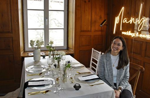Isabelle Scherzinger präsentiert im bisherigen Ausstellungsraum in Hüfingen eine festliche Tischdekoration. Foto: Maier