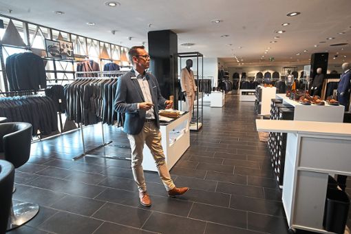 Geschäftsleiter Thomas Caster führt durch die Herren-Anlass-Abteilung. Ab kommenden Mittwoch dürfen dann auch die Kunden ins Modehaus Zinser. Foto: Eich