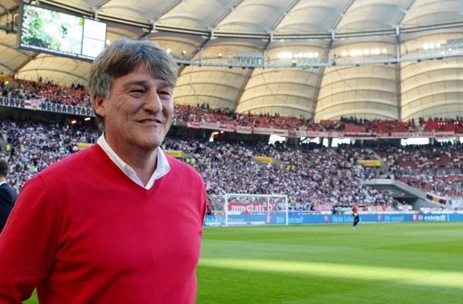 Freundliche Miene zum tristen Spiel des VfB: Präsident Bernd Wahler Foto: dpa