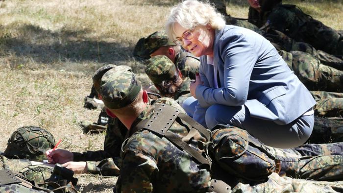 Verteidigungsministerin schenkt Soldaten ihr Ohr