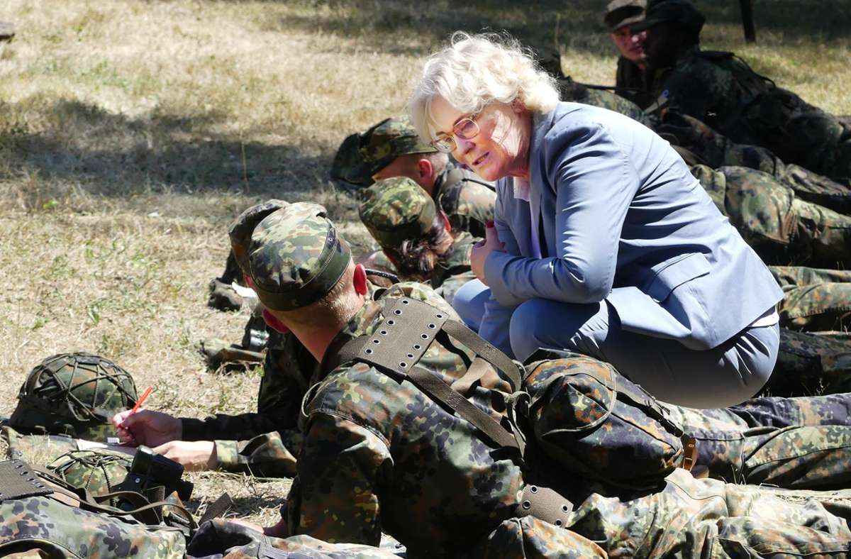 Nicht nur bei der Schau-Übung, auch im Separee schenkte Bundesverteidigungsministerin Christine Lambrecht den Soldatinnen und Soldaten ihr offenes Ohr.