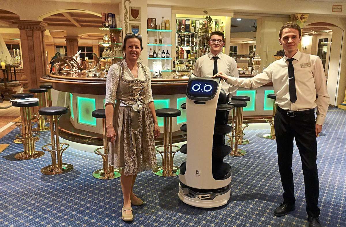 Gastronomie-Innovation: Service-Roboter Bella hilft im Hotel Ailwaldhof in Klosterreichenbach aus