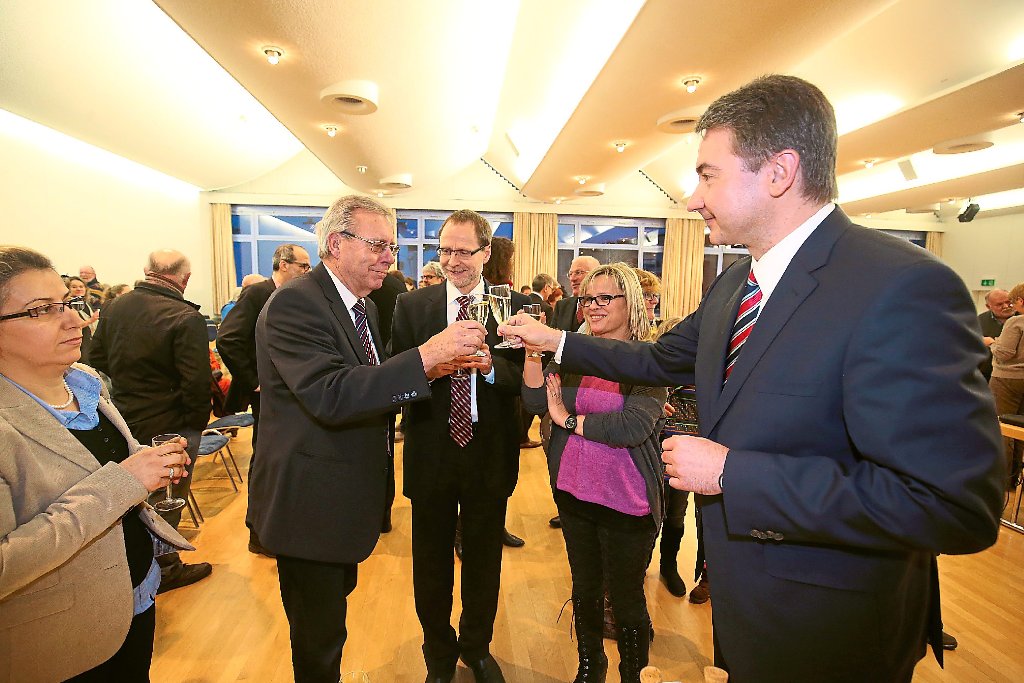 CDU-Gemeinderäte freuen sich mit dem künftigen CDU-Bürgermeister (von links): Bernd Hezel, Gunther Dreher und Maria Noce gratulieren dem Wahlsieger Detlev Bührer.