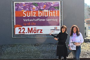 Birgit Stiehle und Renate Plocher (von links) weisen auf den verkaufsoffenen Sonntag Sulz blüht am 22. März  hin. Foto: Steinmetz Foto: Schwarzwälder-Bote