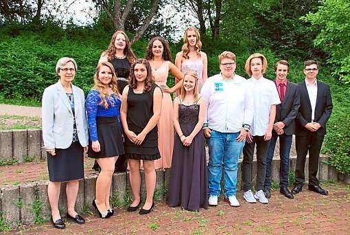 Karin Ascher-Gollmar mit den  Schülern, die aufgrund sehr guter schulischer Leistungen ausgezeichnet wurden. Foto: Kipke Foto: Schwarzwälder-Bote