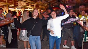 Ob in Dirndl oder Alltagslook: Die Partyfans kamen beim „Tanz in den Mai“ in Wiesenstetten auf ihre Kosten Foto: Jürgen Baiker